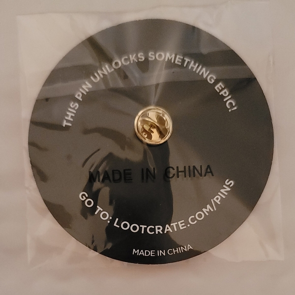 Loot Crate January 2016- Invasion pin never opened - Picture 2 of 2